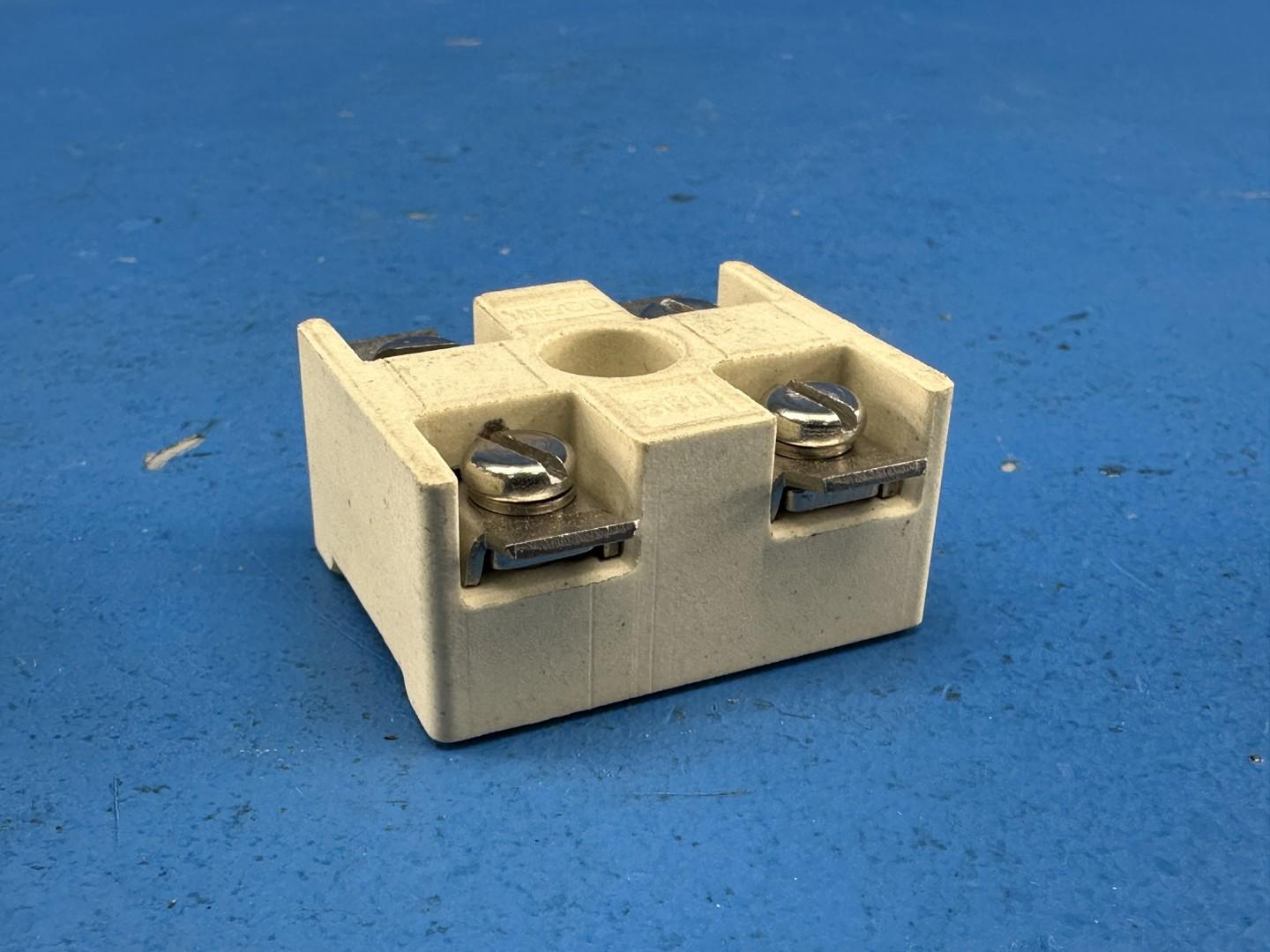 WECO 560 2-Pole Steatite Ceramic Terminal Block 380V 2.5mm2, UL 300V 20A