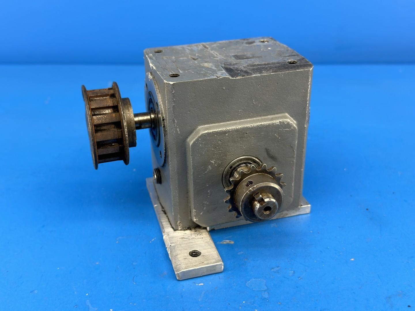 Boston Gear Right-Angle Worm Gear Speed Reducer Gearbox