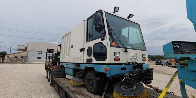 Tenant 830-I Industrial Sweeper - High-Performance Cleaning Equipment for Warehouses & Facilities