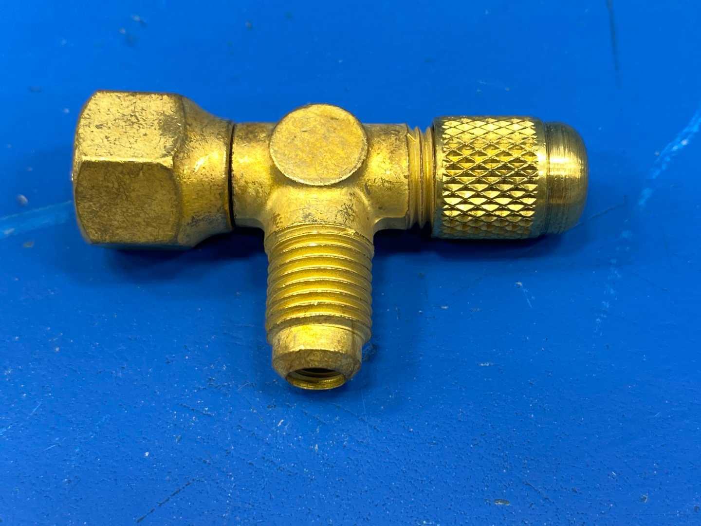 JB Industries A31864 Swivel Flare Tee without Depressor 1/4" F x 1/4" SAE Branch