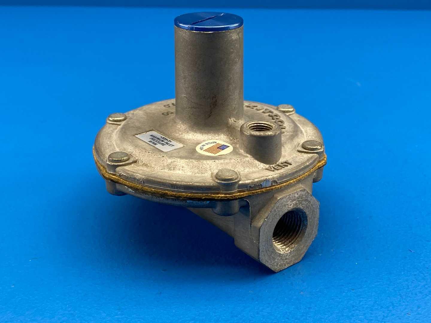 Maxitrol 325-3 1/2" Lever Acting Gas Regulator (140,000 BTU)