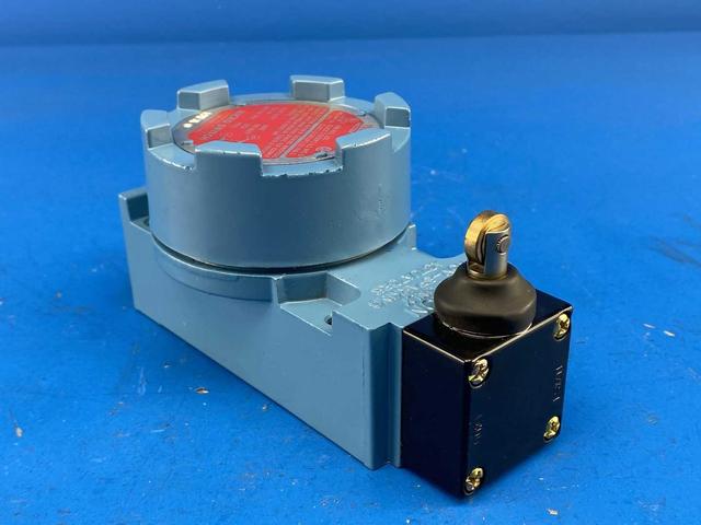 Honeywell LSXF3K Heavy-Duty Limit Switch (LSXZ1F Operating Head + LSXZ3K Contact Block)
