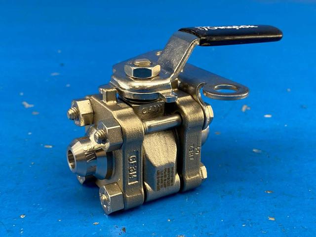 Swagelok SS-62TSW4T-JL 1/4" 3-Piece Ball Valve 60 Series w/ Locking Lever Handle