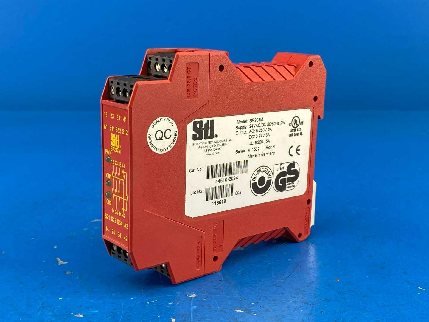 OMRON / Sti SR203M Safety Limit Switch 24VAC/DC 50/60Hz 2W Cat no: 44510-2034