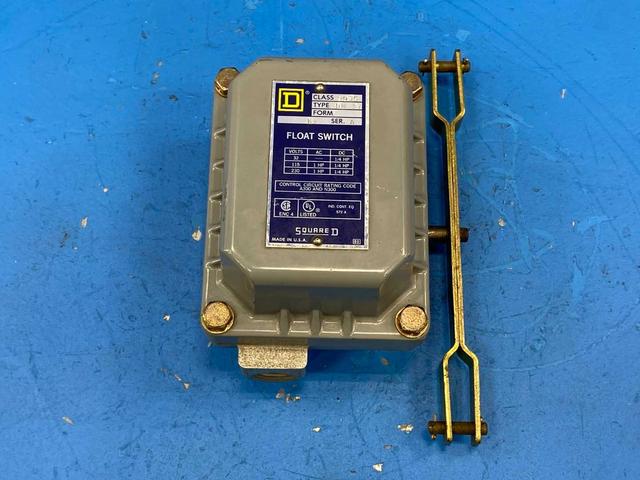 Square D 9035-DW-31, Class 9035 Type Float Switch, SPDT, 15A, 240VAC, 5-100°F operating temperature range.