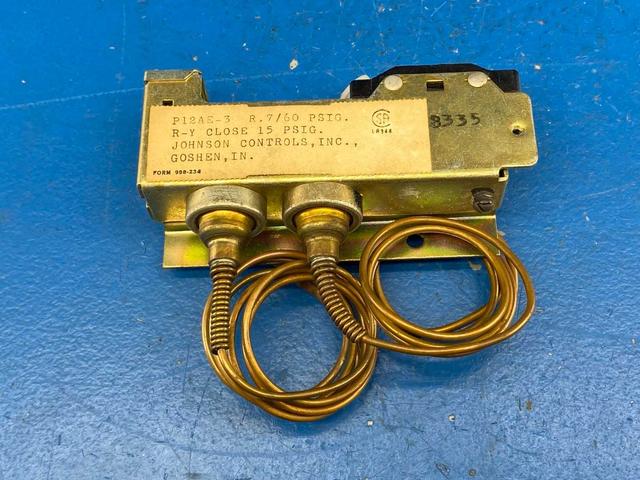Johnson Controls P12AE-3, Differential Pressure Control R.7/60PSIG, R-Y Close 15 PSIG