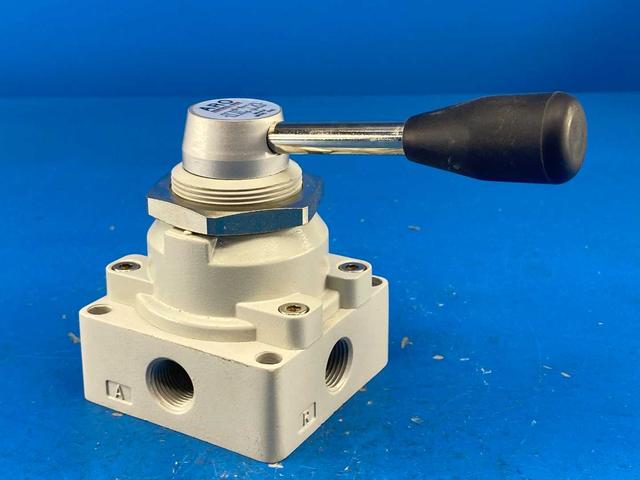 ARO Ingersoll-Rand M513LR Manually Operated Valve: 0.38" NPT Outlet, Rotary Lever, Lever & Manual Actuated