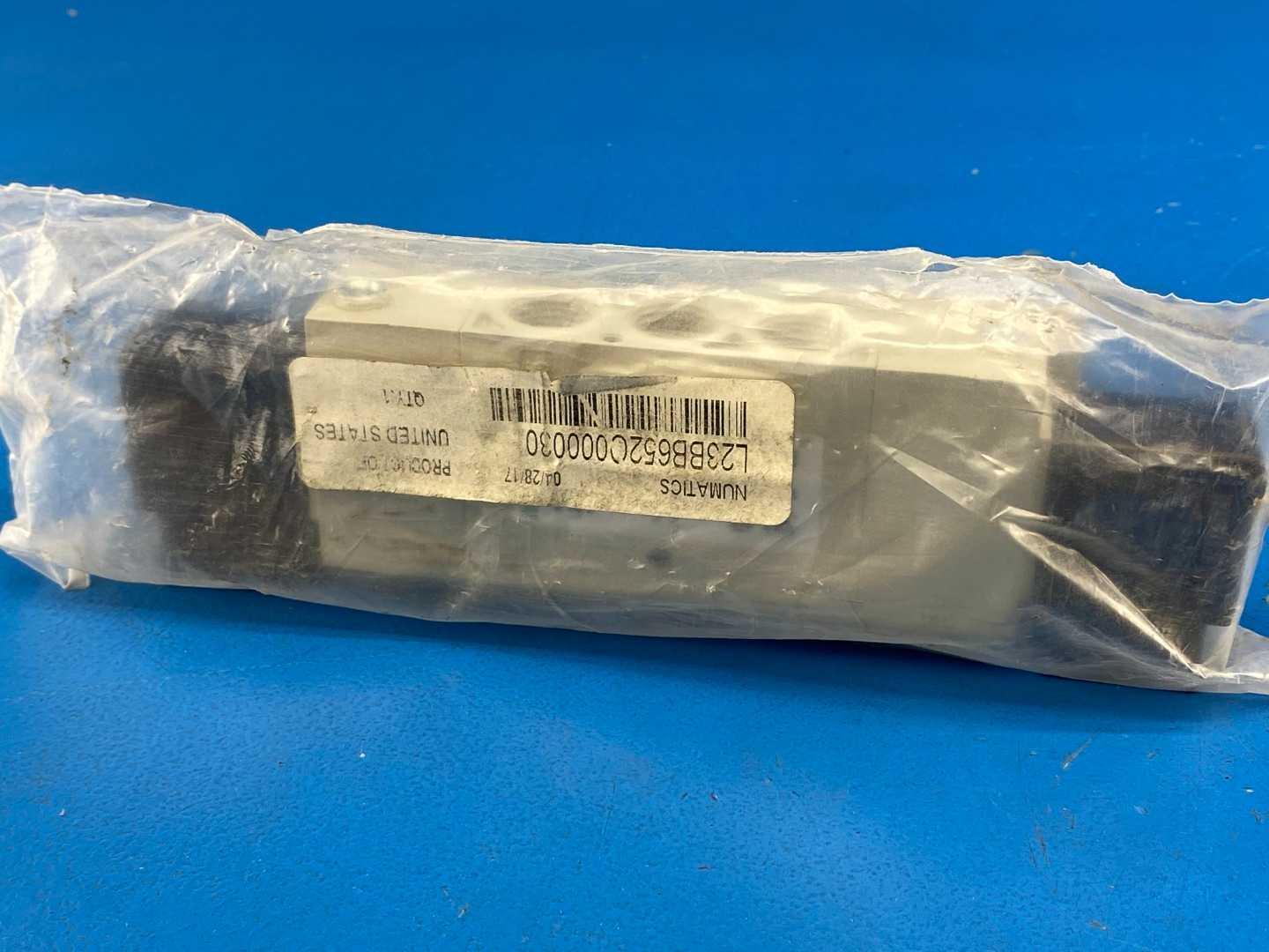 Numatics L23BB652O000030 Pneumatic Directional Control Solenoid Valve 3-pos 4-way, closed center, 3/8" NPT, 120VAC