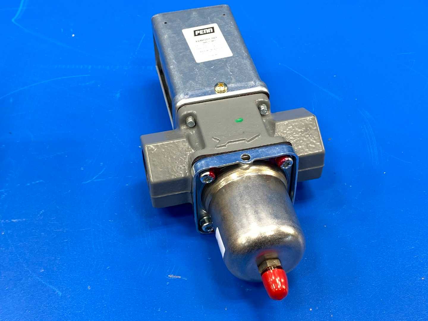 Johnson Controls V246GD1-001C 1" NPT Water Regulating Valve 2-Way 200-400PSIG, 1/4 SAE Male